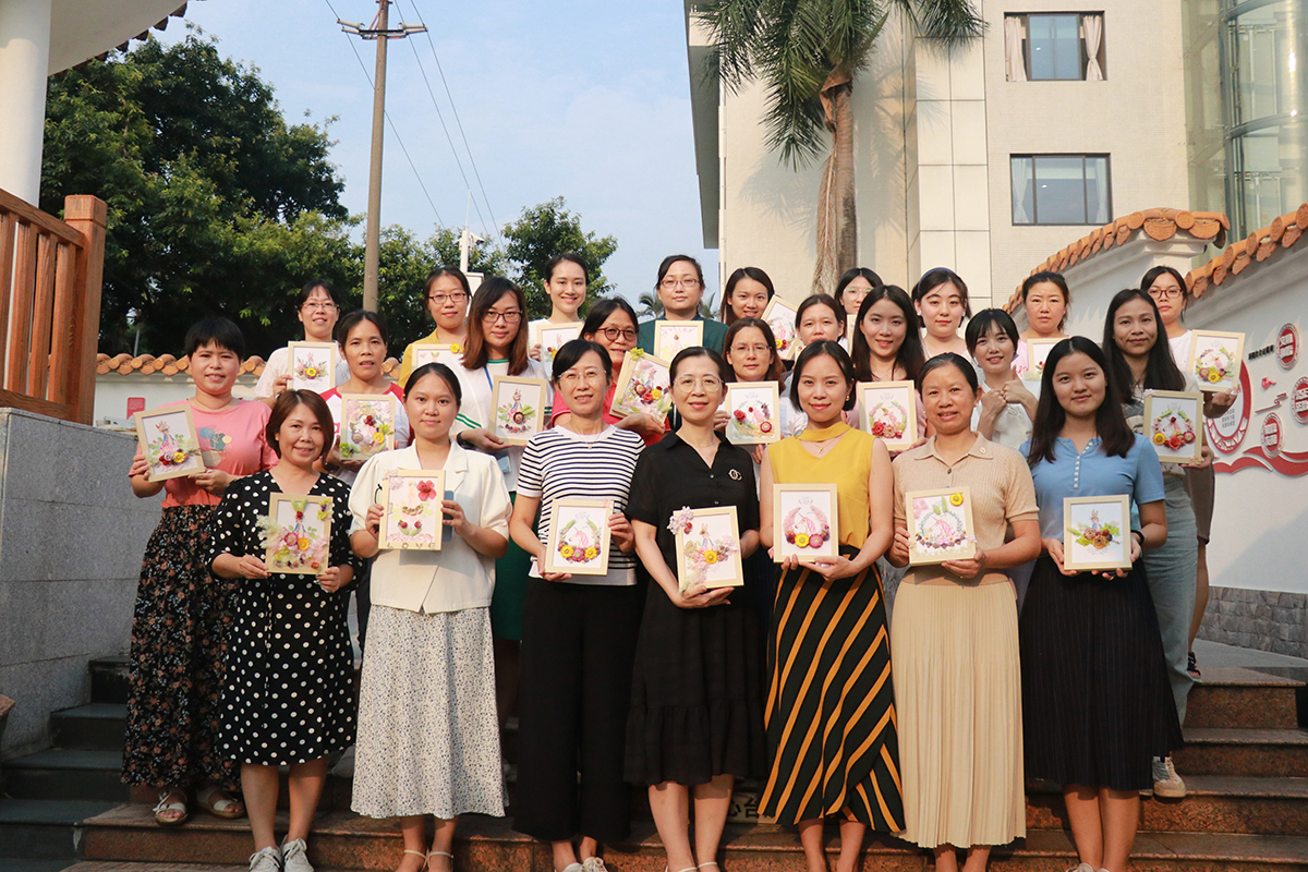 定格俏丽，永生花DIY ——总厂工会进杏装喜迎二十大 花漾向将来” 手工系列活动（二）